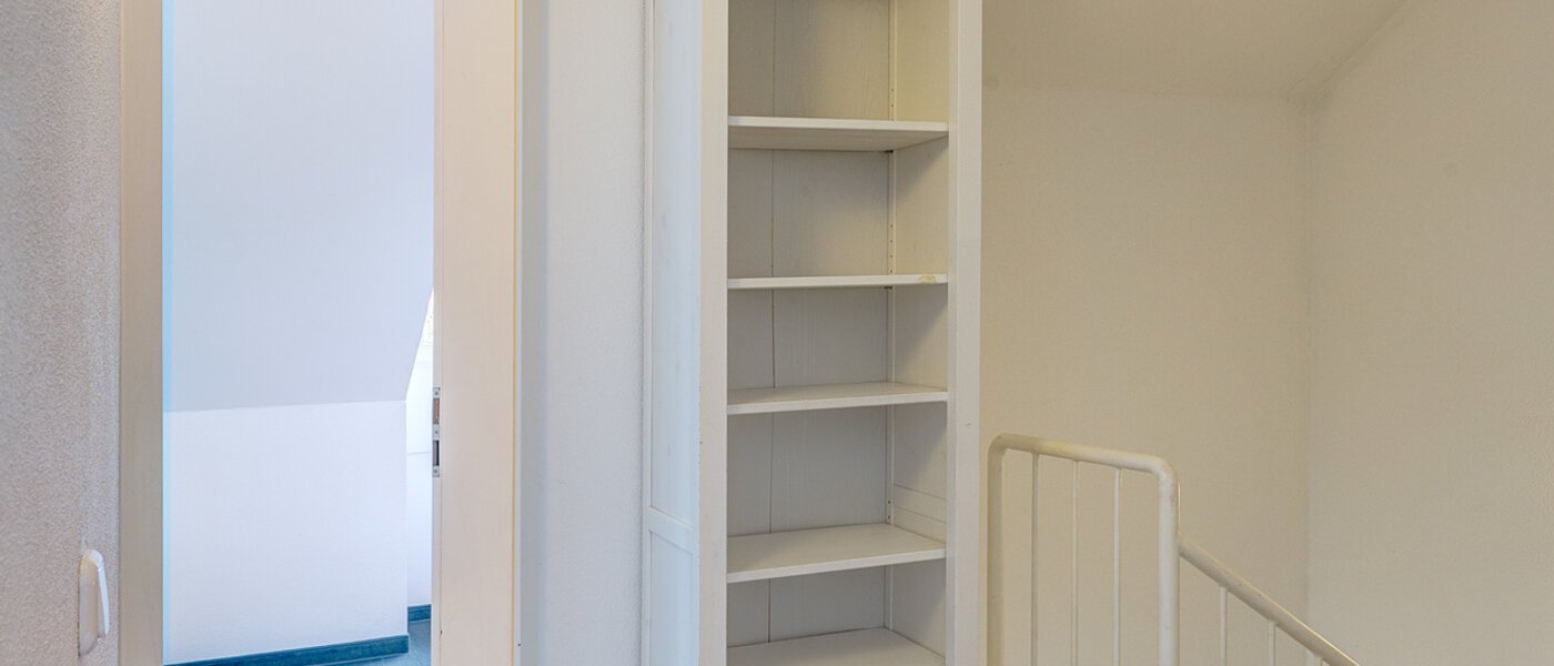 セミ・デタッチド・ハウス（一戸建てを二つに分けた家屋） Gauting 10 玄関入り口 12610