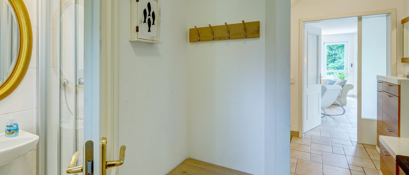 セミ・デタッチド・ハウス（一戸建てを二つに分けた家屋） Gauting 02 玄関入り口 12610