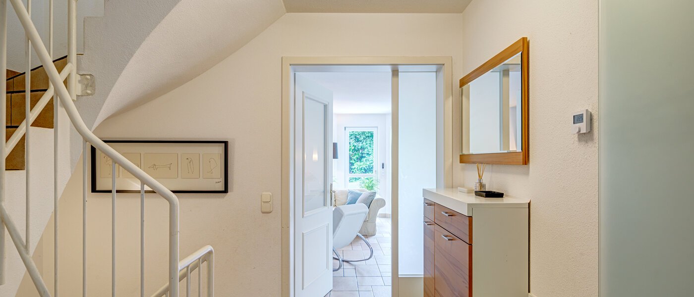 セミ・デタッチド・ハウス（一戸建てを二つに分けた家屋） Gauting 03 玄関入り口 12610