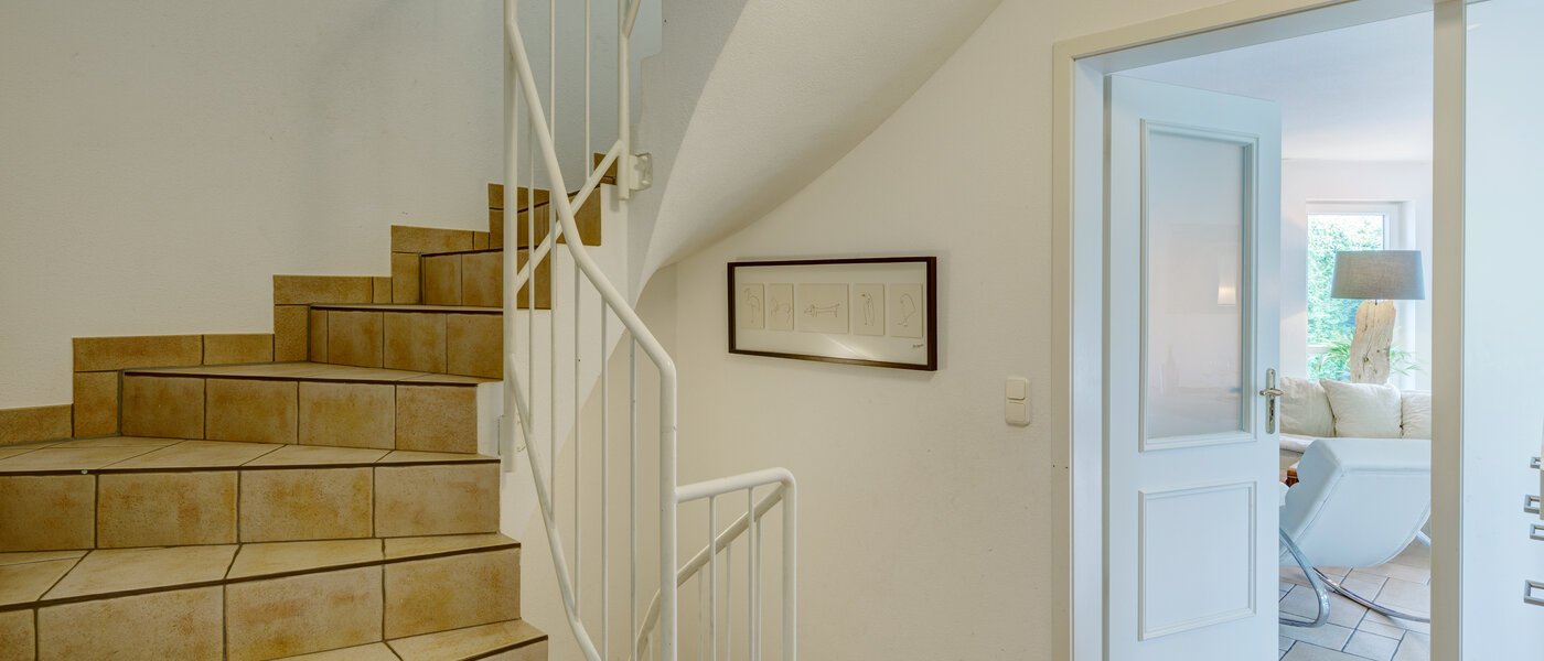 セミ・デタッチド・ハウス（一戸建てを二つに分けた家屋） Gauting 04 玄関入り口 12610