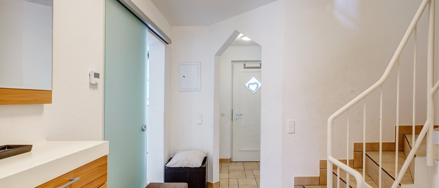 セミ・デタッチド・ハウス（一戸建てを二つに分けた家屋） Gauting 05 玄関入り口 12610