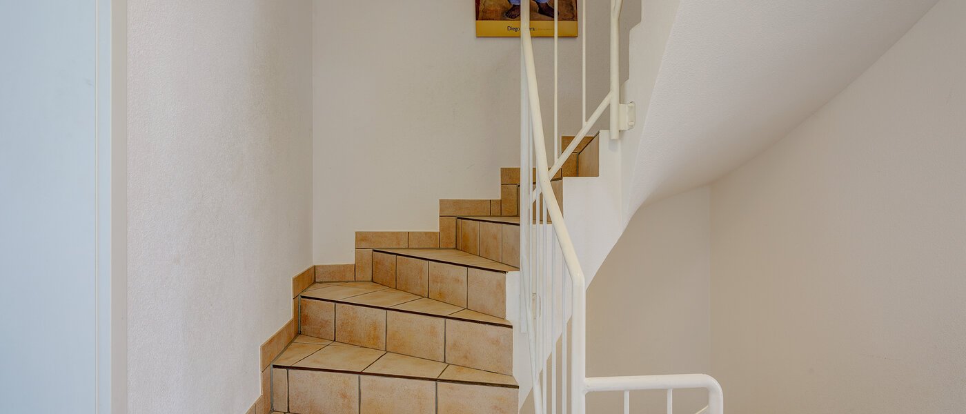 セミ・デタッチド・ハウス（一戸建てを二つに分けた家屋） Gauting 06 玄関入り口 12610