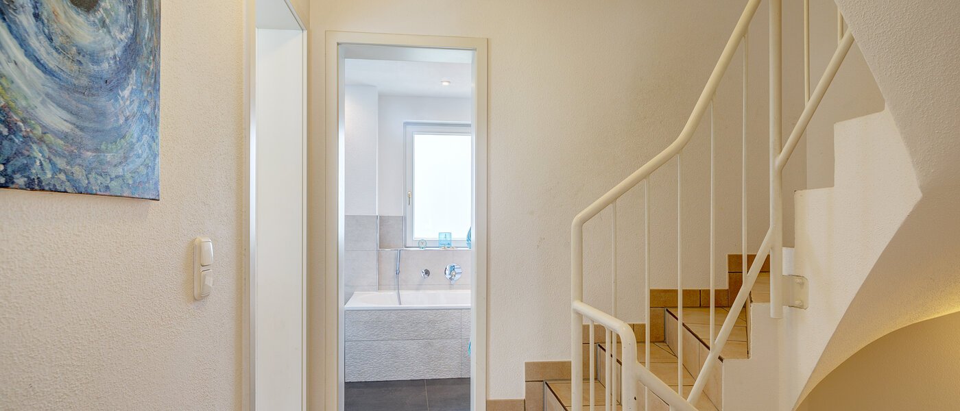 セミ・デタッチド・ハウス（一戸建てを二つに分けた家屋） Gauting 07 玄関入り口 12610