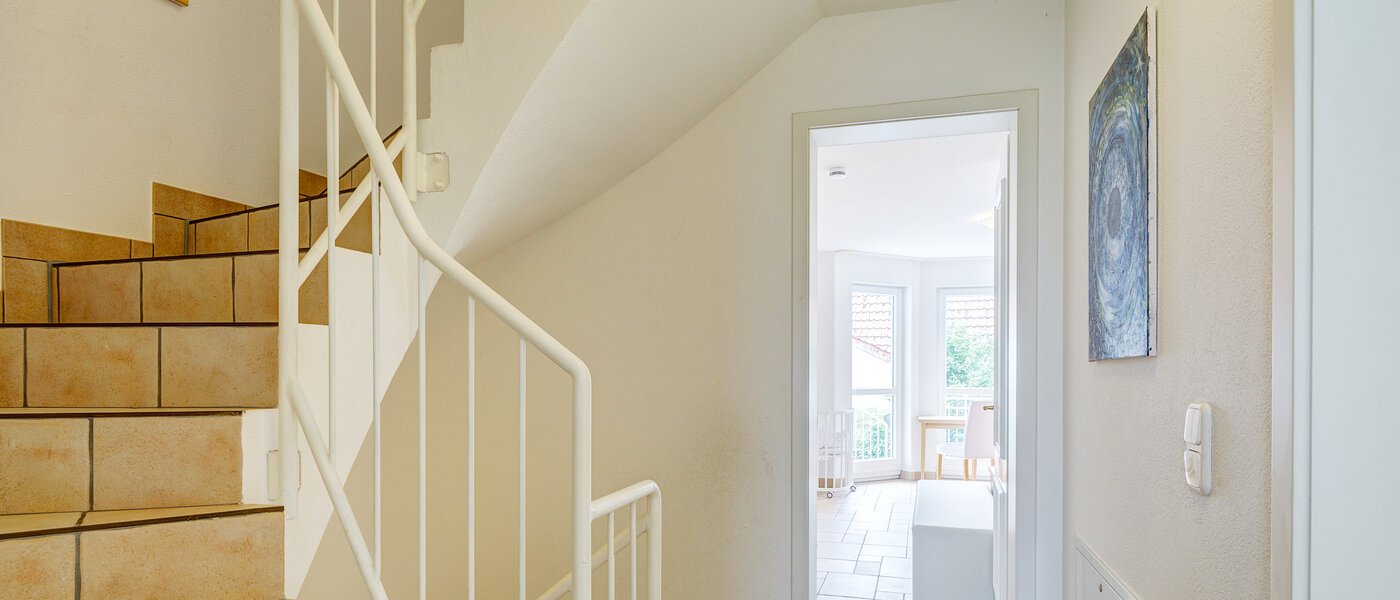 セミ・デタッチド・ハウス（一戸建てを二つに分けた家屋） Gauting 08 玄関入り口 12610