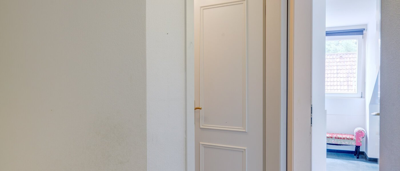 セミ・デタッチド・ハウス（一戸建てを二つに分けた家屋） Gauting 09 玄関入り口 12610