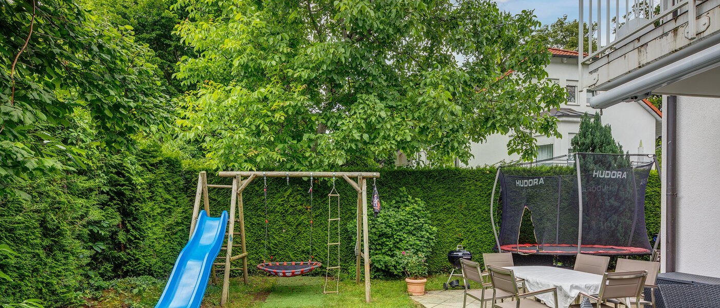 セミ・デタッチド・ハウス（一戸建てを二つに分けた家屋） Gauting 01 庭 12610