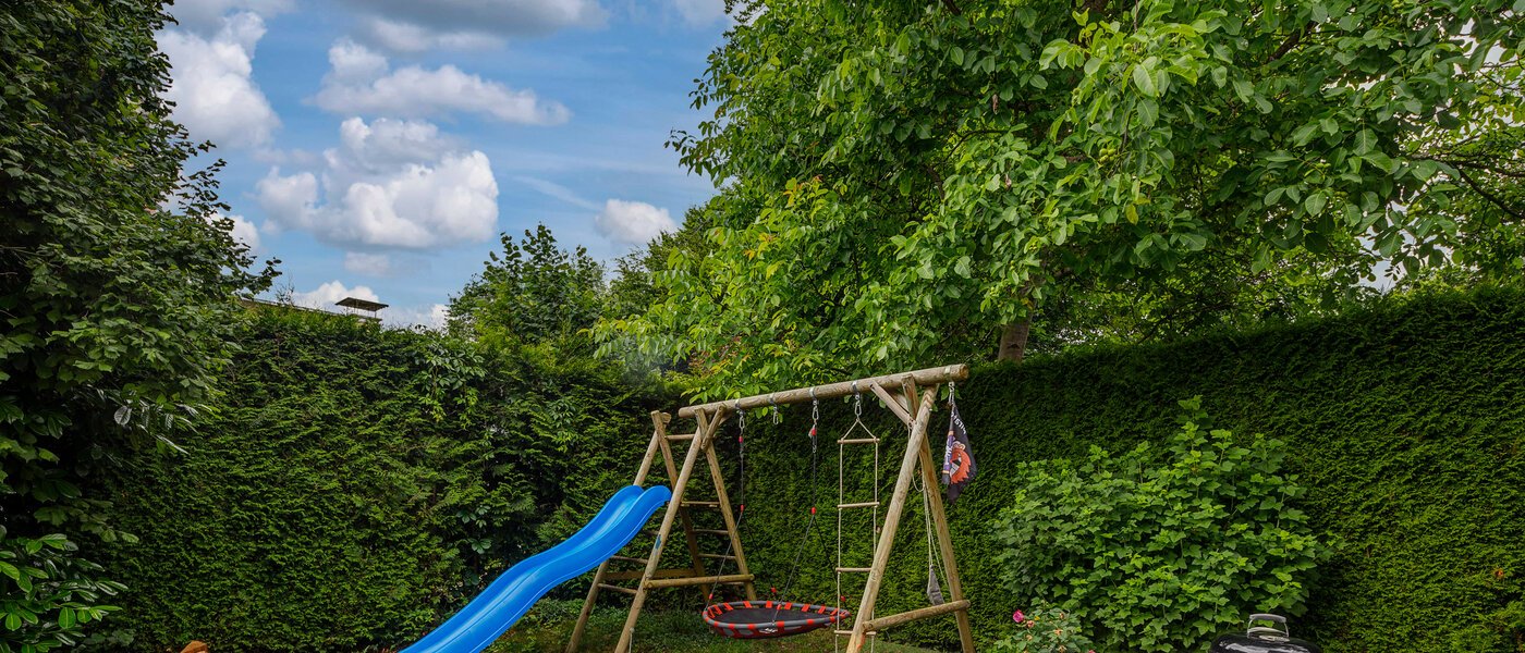 セミ・デタッチド・ハウス（一戸建てを二つに分けた家屋） Gauting 02 庭 12610