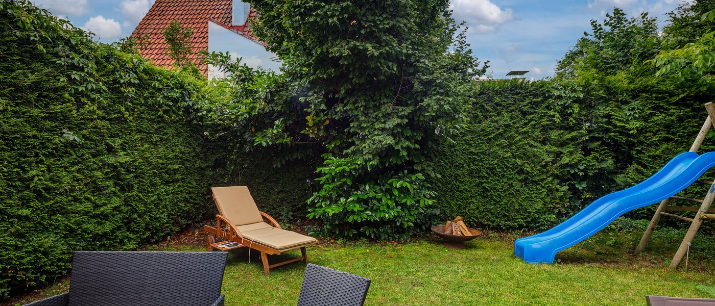 セミ・デタッチド・ハウス（一戸建てを二つに分けた家屋） Gauting 03 庭 12610