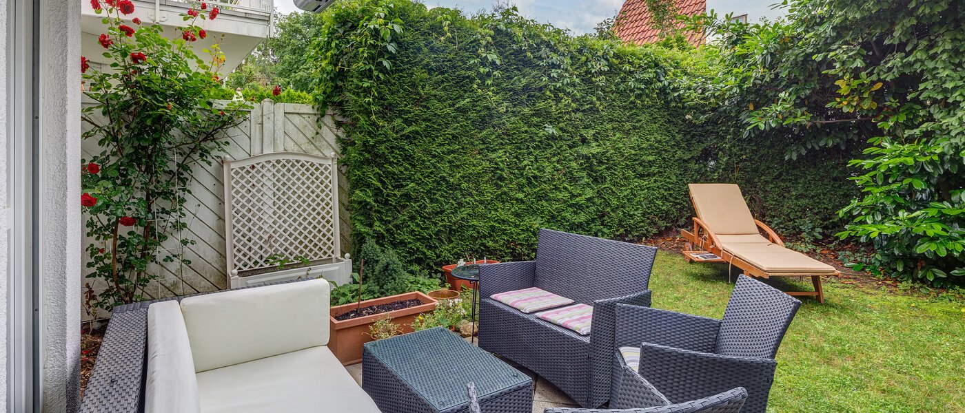 セミ・デタッチド・ハウス（一戸建てを二つに分けた家屋） Gauting 04 庭 12610