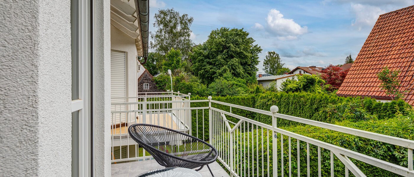 セミ・デタッチド・ハウス（一戸建てを二つに分けた家屋） Gauting 02 ベランダ 12610