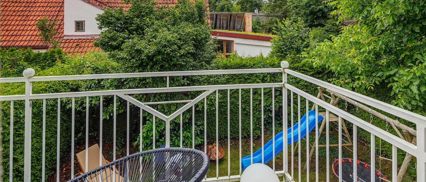 セミ・デタッチド・ハウス（一戸建てを二つに分けた家屋） Gauting 03 ベランダ 12610