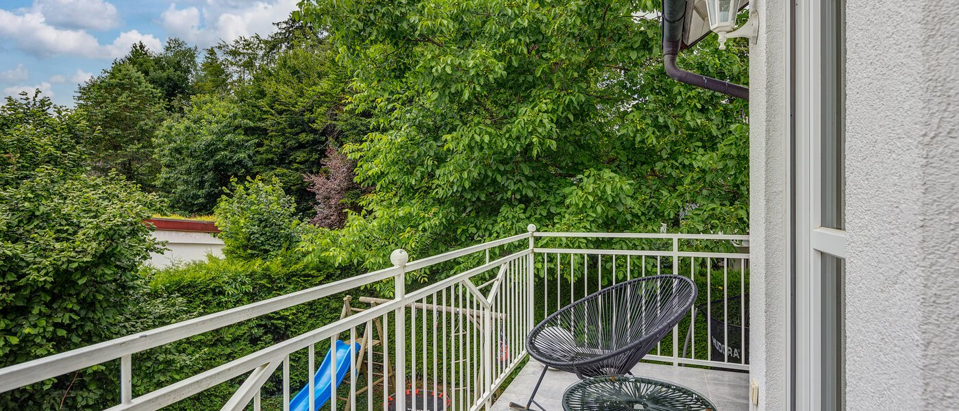 セミ・デタッチド・ハウス（一戸建てを二つに分けた家屋） Gauting 04 ベランダ 12610