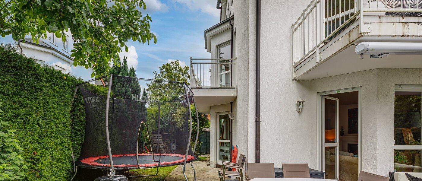 セミ・デタッチド・ハウス（一戸建てを二つに分けた家屋） Gauting 02 テラス・ポーチ 12610