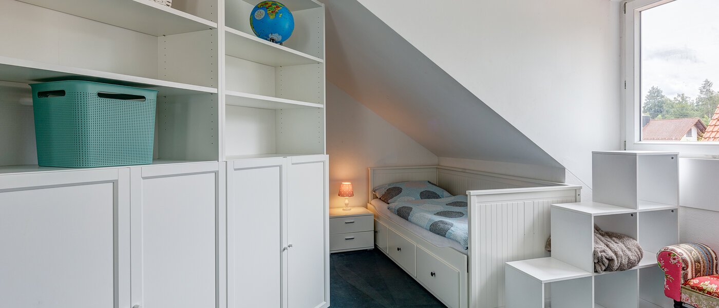 セミ・デタッチド・ハウス（一戸建てを二つに分けた家屋） Gauting 01 3.　寝室 12610