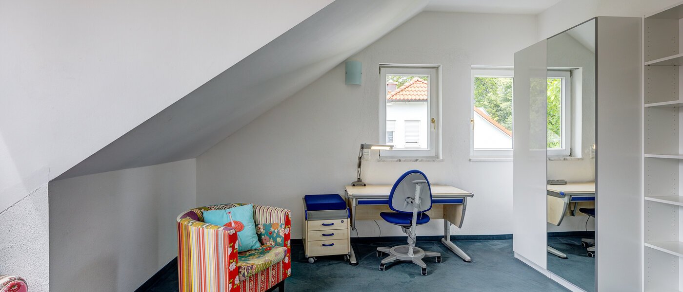 セミ・デタッチド・ハウス（一戸建てを二つに分けた家屋） Gauting 02 3.　寝室 12610