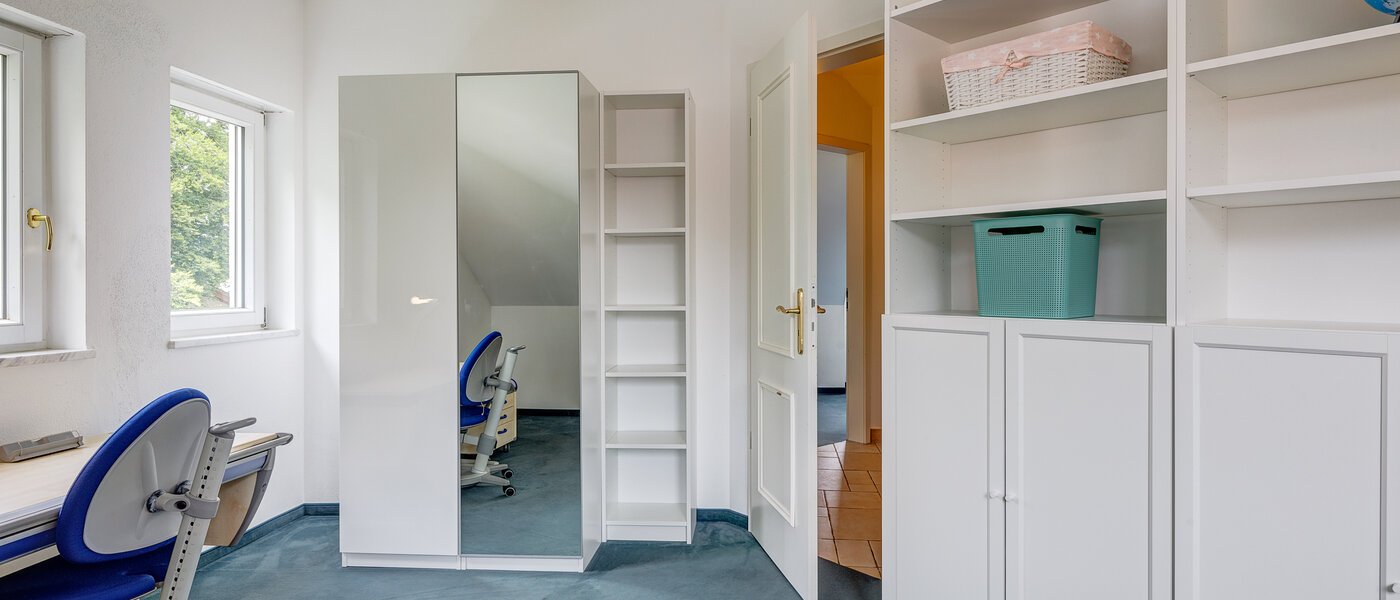 セミ・デタッチド・ハウス（一戸建てを二つに分けた家屋） Gauting 03 3.　寝室 12610