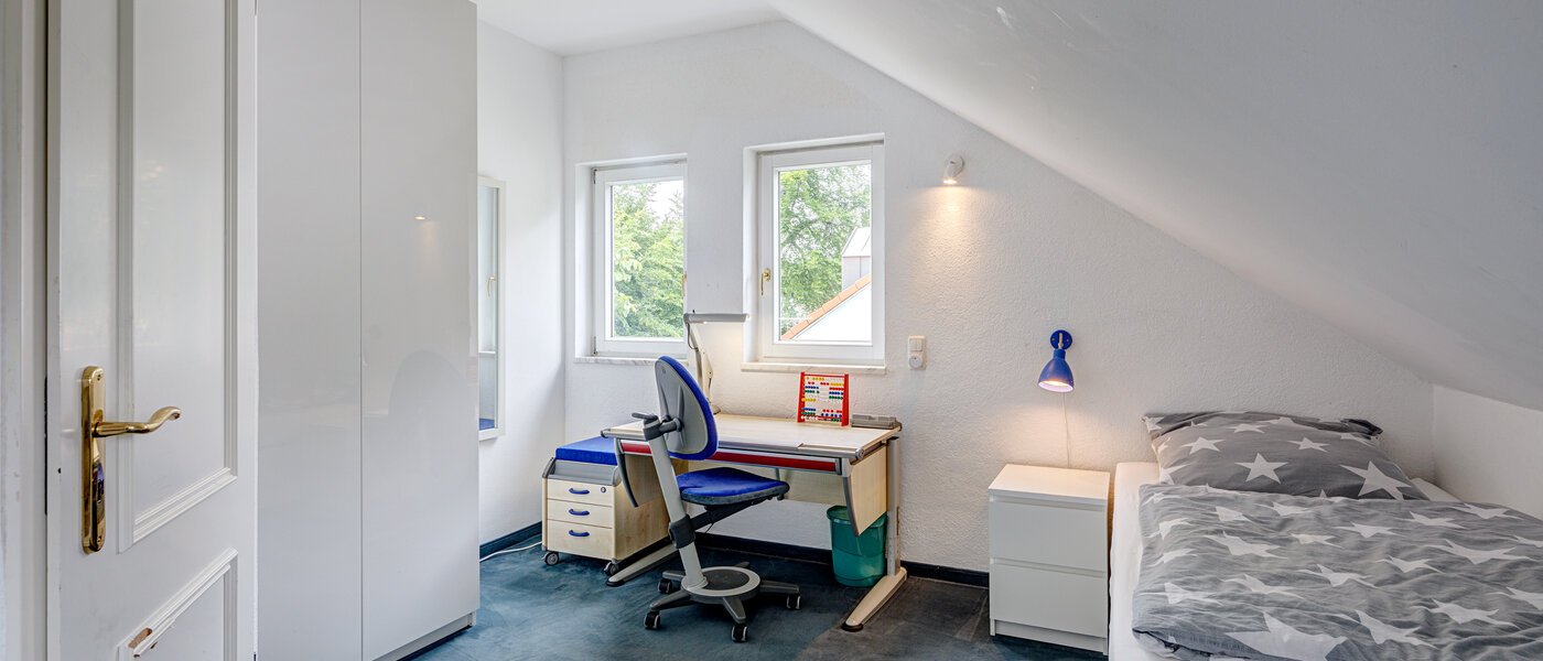 セミ・デタッチド・ハウス（一戸建てを二つに分けた家屋） Gauting 01 2.　寝室 12610