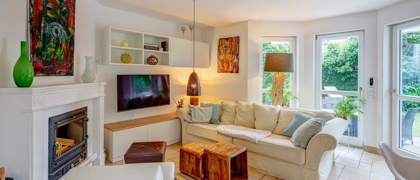 セミ・デタッチド・ハウス（一戸建てを二つに分けた家屋） Gauting 01 リビングエリア 12610