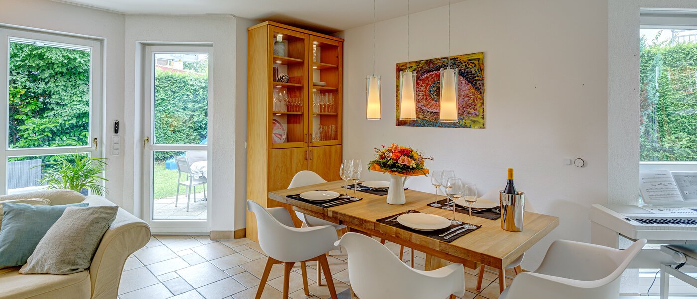 セミ・デタッチド・ハウス（一戸建てを二つに分けた家屋） Gauting 05 リビングエリア 12610