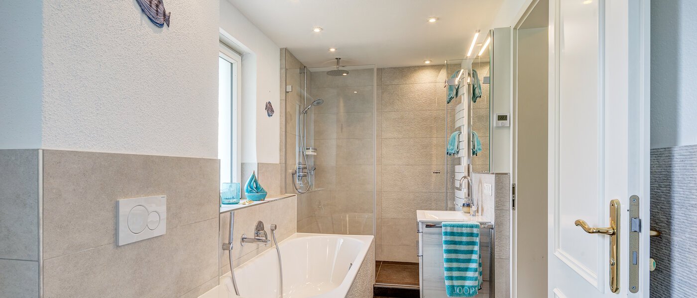 セミ・デタッチド・ハウス（一戸建てを二つに分けた家屋） Gauting 01 1つめの浴室 12610