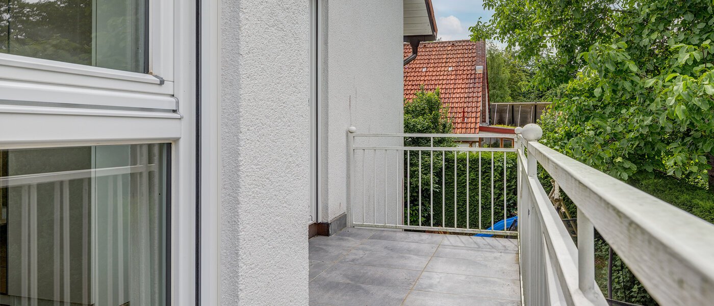 セミ・デタッチド・ハウス（一戸建てを二つに分けた家屋） Gauting 03 2.ベランダ 12610