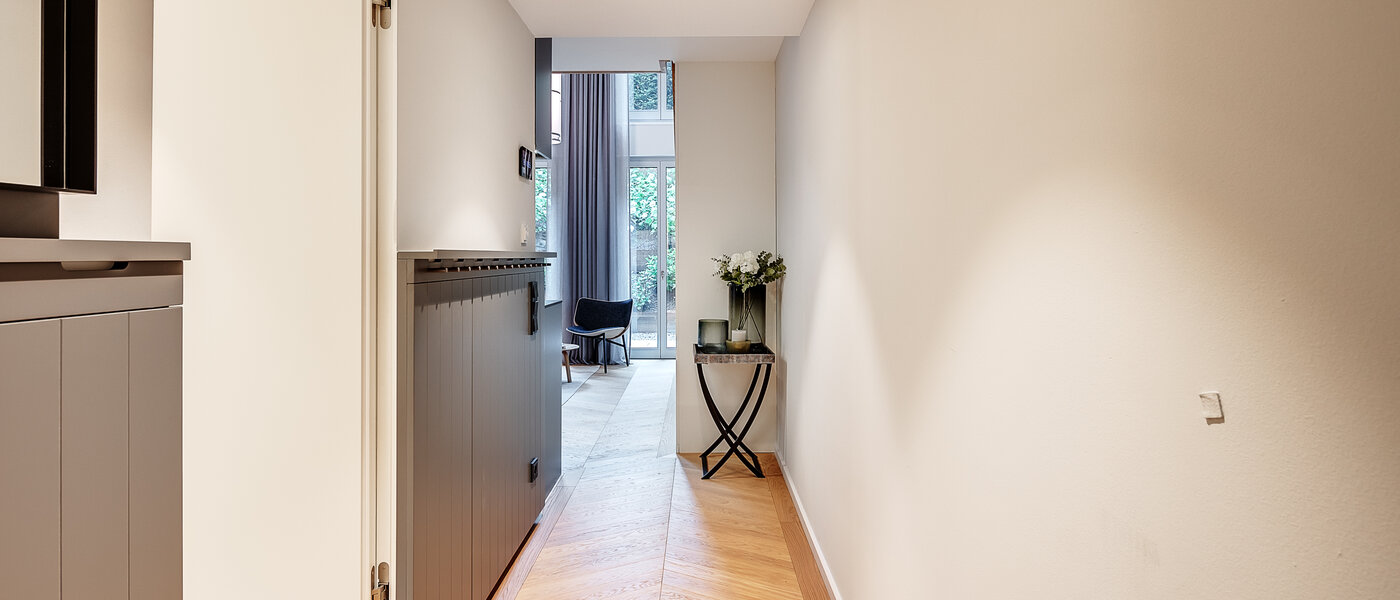 複層－回廊住宅 München Herzogpark 02 玄関入り口 12618