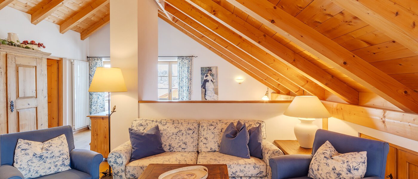 アティック・フラット（屋根裏） Bad Heilbrunn 02 リビングエリア 12824