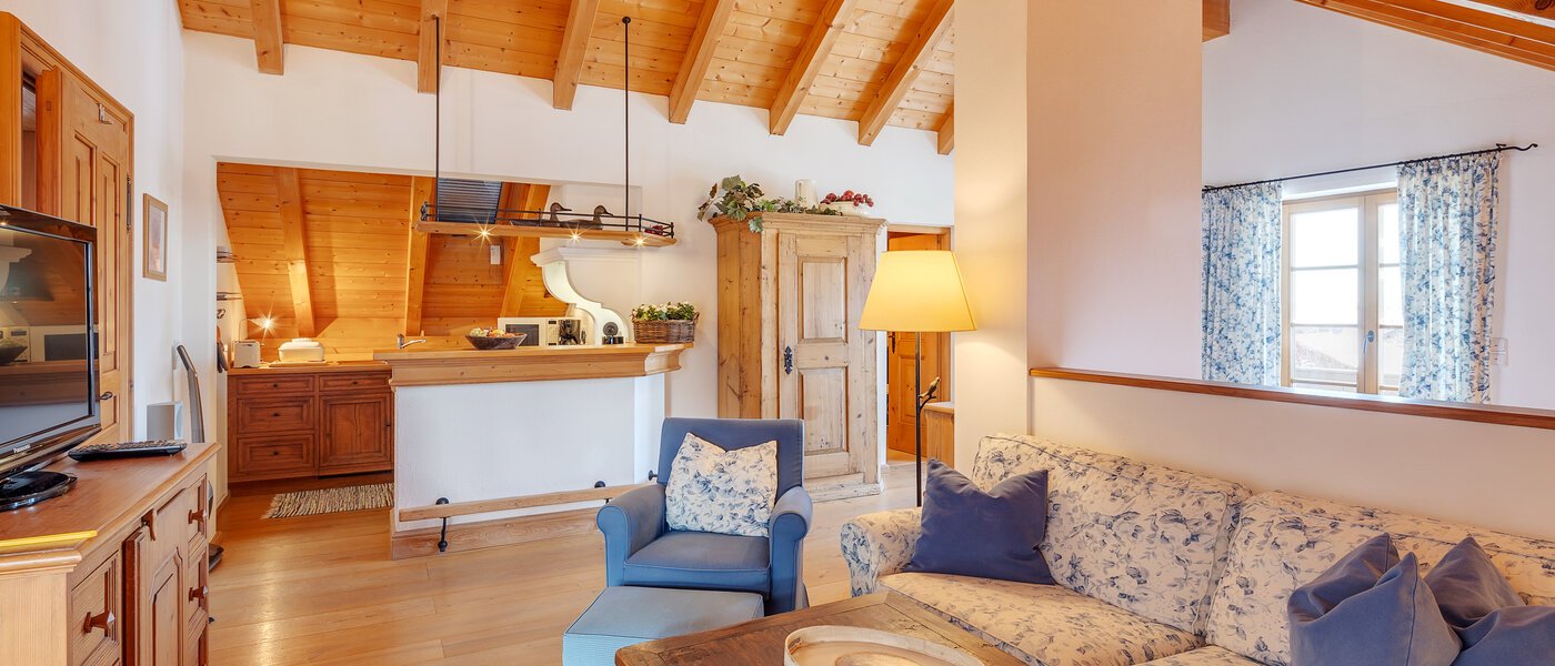 アティック・フラット（屋根裏） Bad Heilbrunn 03 リビングエリア 12824