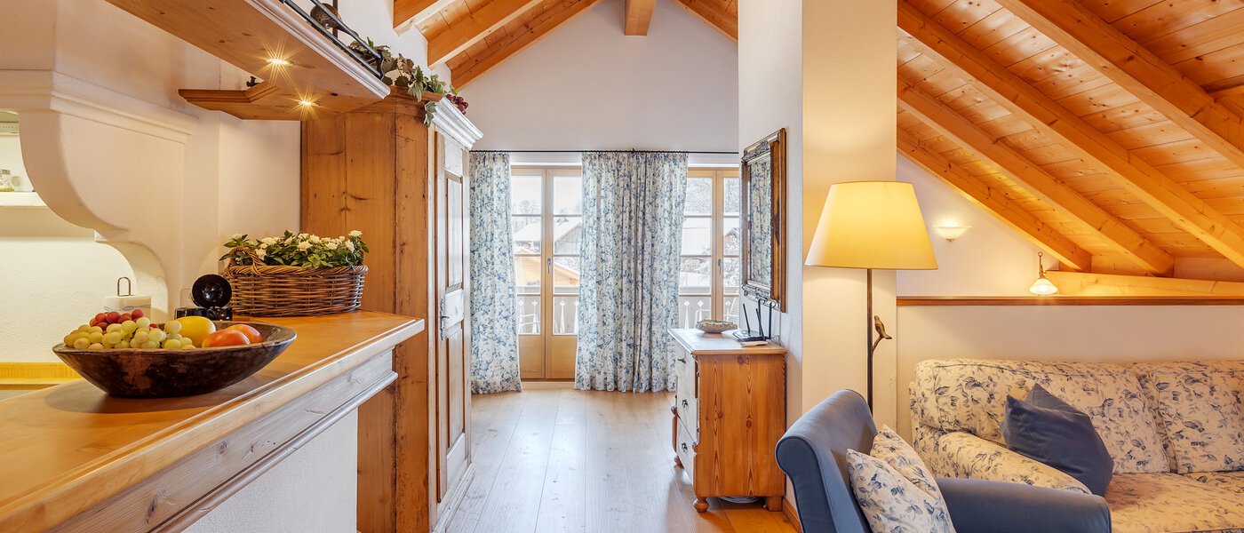 アティック・フラット（屋根裏） Bad Heilbrunn 04 リビングエリア 12824