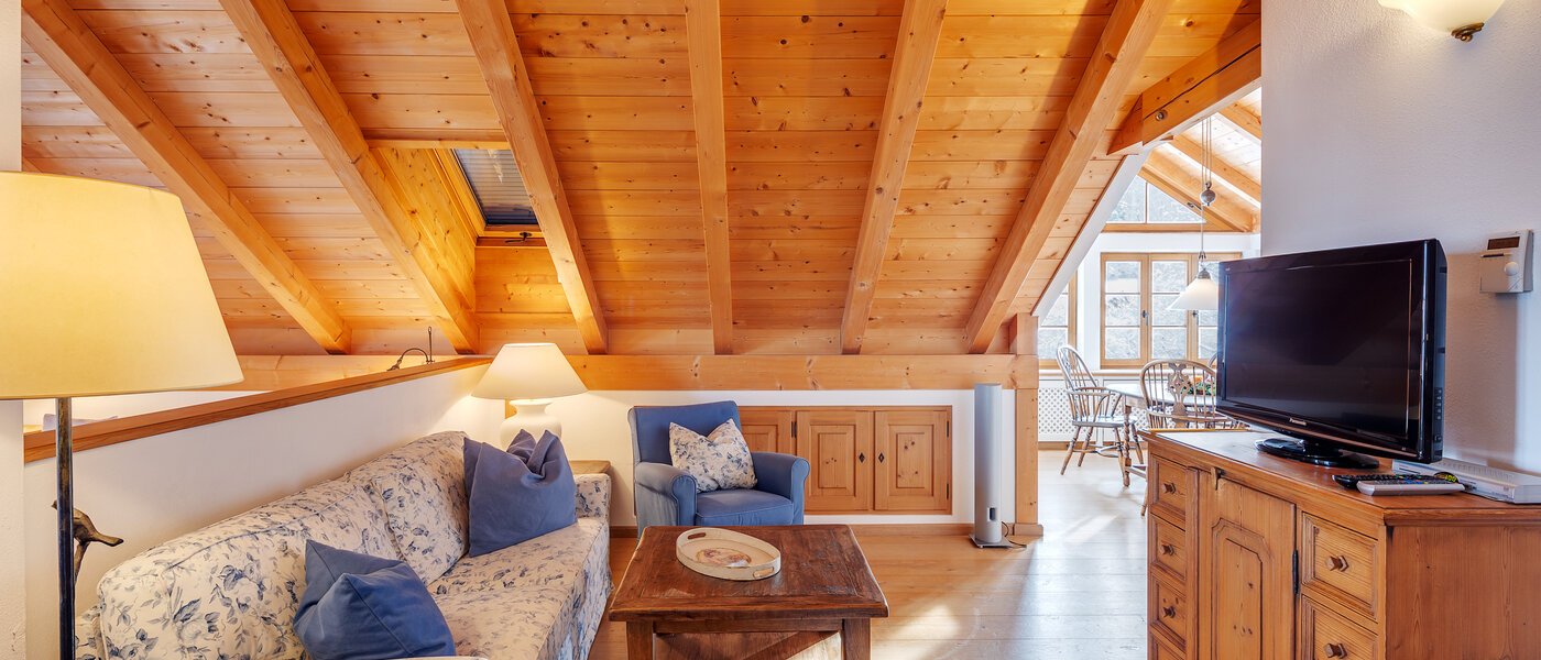 アティック・フラット（屋根裏） Bad Heilbrunn 06 リビングエリア 12824