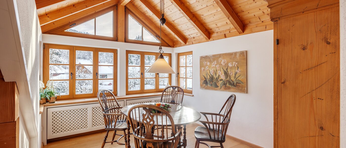 アティック・フラット（屋根裏） Bad Heilbrunn 01 ダイニングエリア 12824