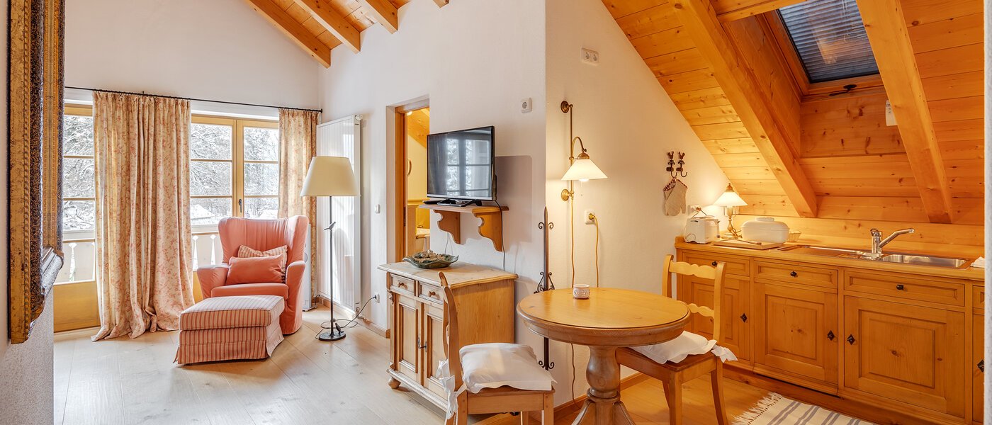 アティック・フラット（屋根裏） Bad Heilbrunn 01 リビングエリア 12826