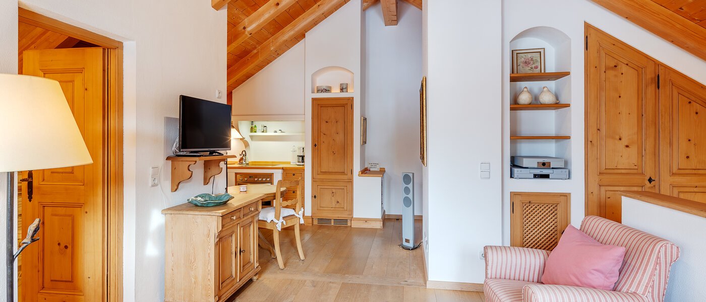 アティック・フラット（屋根裏） Bad Heilbrunn 04 リビングエリア 12826