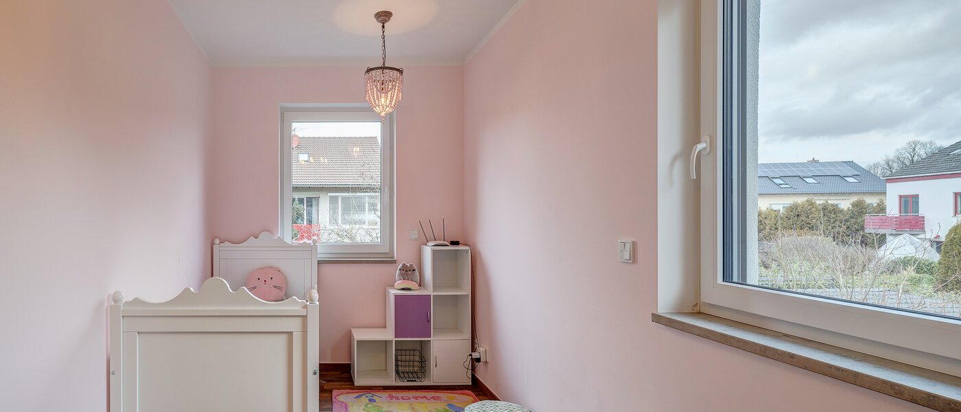 セミ・デタッチド・ハウス（一戸建てを二つに分けた家屋） Gilching 01 子供部屋 12856