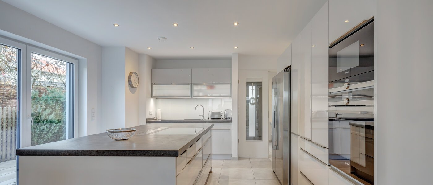 セミ・デタッチド・ハウス（一戸建てを二つに分けた家屋） Gilching 01 キッチン 12856