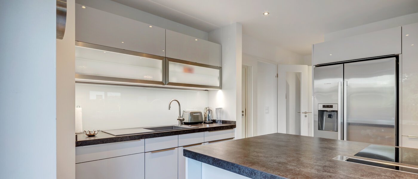 セミ・デタッチド・ハウス（一戸建てを二つに分けた家屋） Gilching 02 キッチン 12856