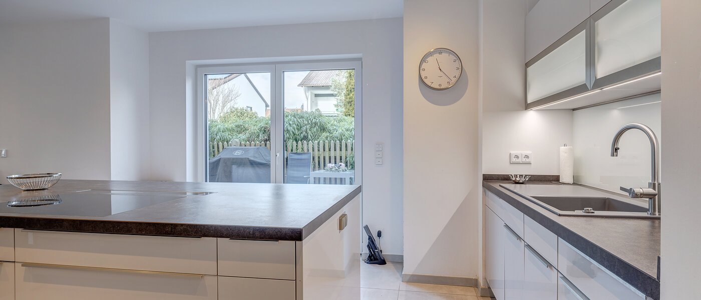 セミ・デタッチド・ハウス（一戸建てを二つに分けた家屋） Gilching 04 キッチン 12856