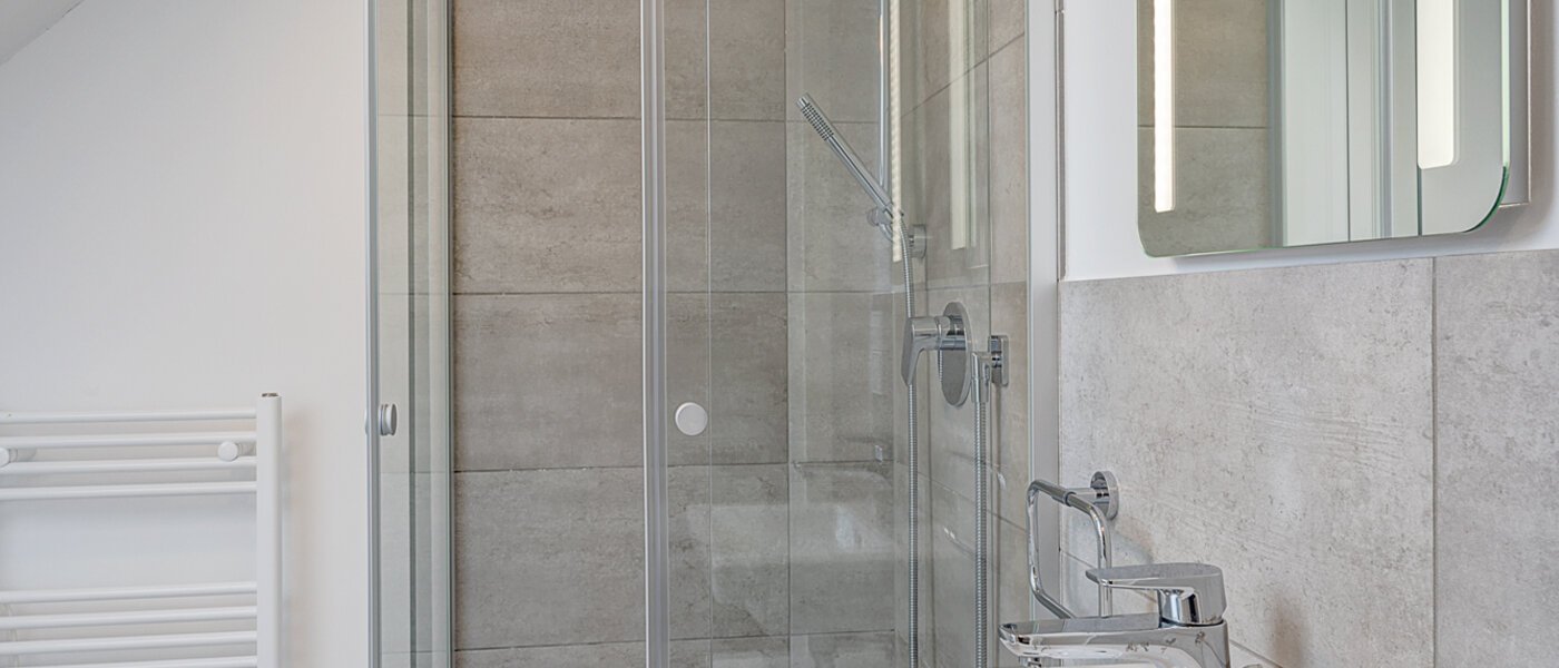 セミ・デタッチド・ハウス（一戸建てを二つに分けた家屋） Gilching 01 ２つめの浴室 12856