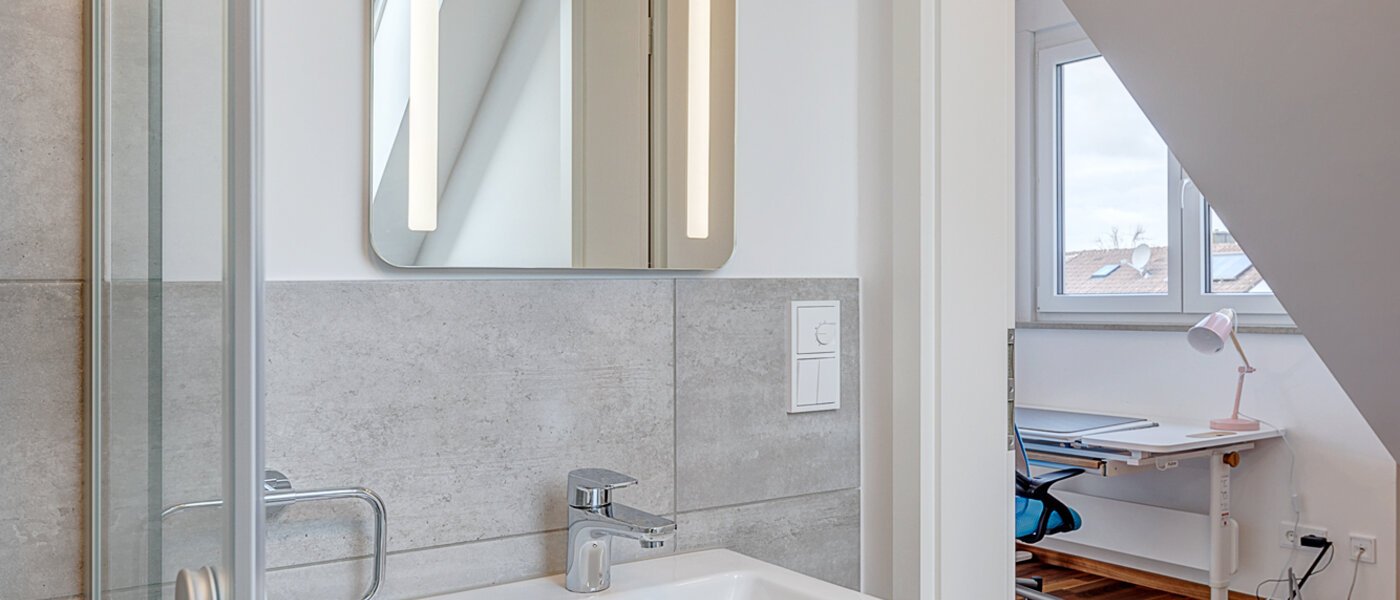 セミ・デタッチド・ハウス（一戸建てを二つに分けた家屋） Gilching 03 ２つめの浴室 12856