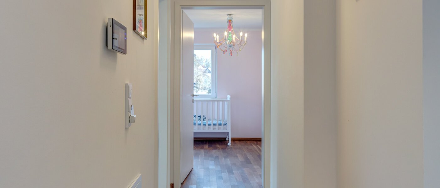 セミ・デタッチド・ハウス（一戸建てを二つに分けた家屋） Gilching 01 玄関入り口 12856