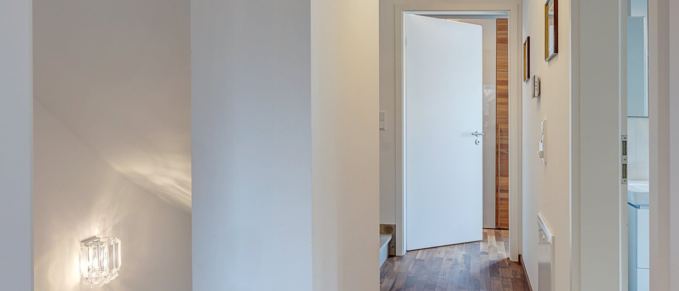 セミ・デタッチド・ハウス（一戸建てを二つに分けた家屋） Gilching 02 玄関入り口 12856