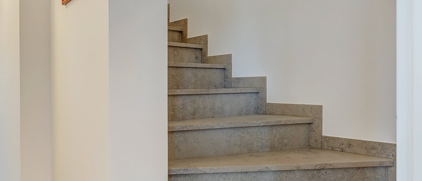 セミ・デタッチド・ハウス（一戸建てを二つに分けた家屋） Gilching 03 玄関入り口 12856