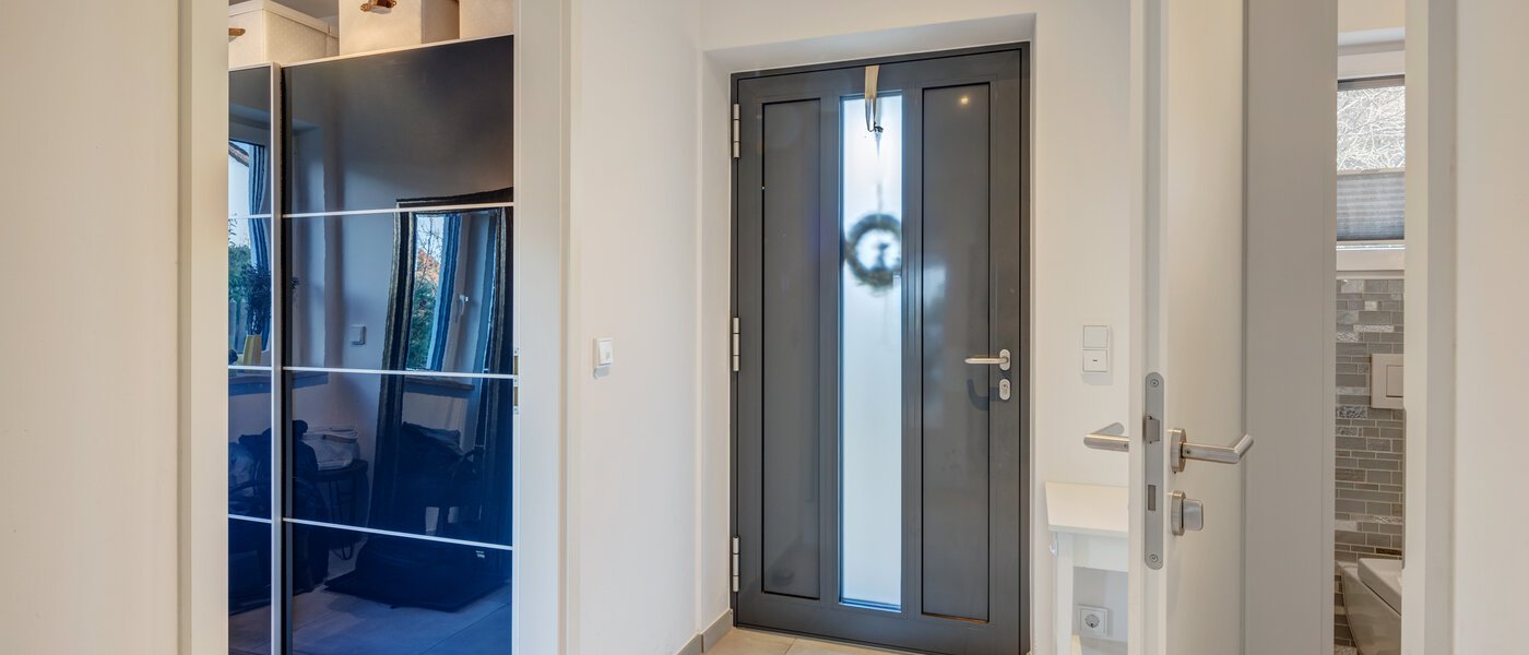 セミ・デタッチド・ハウス（一戸建てを二つに分けた家屋） Gilching 04 玄関入り口 12856