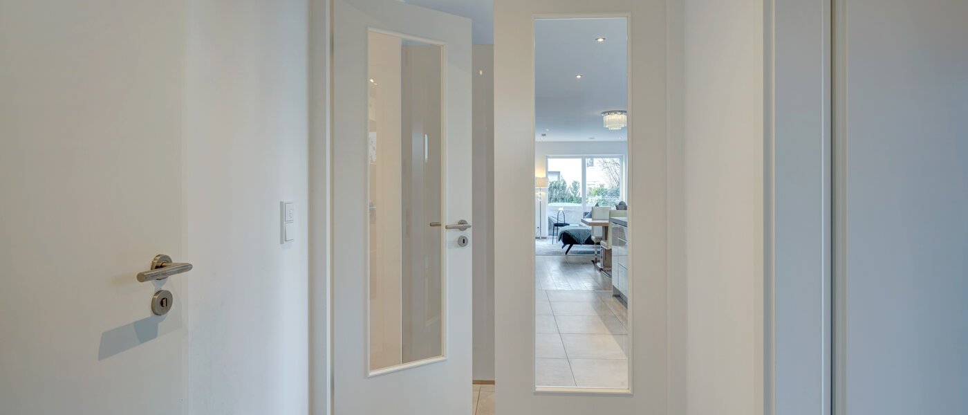 セミ・デタッチド・ハウス（一戸建てを二つに分けた家屋） Gilching 05 玄関入り口 12856