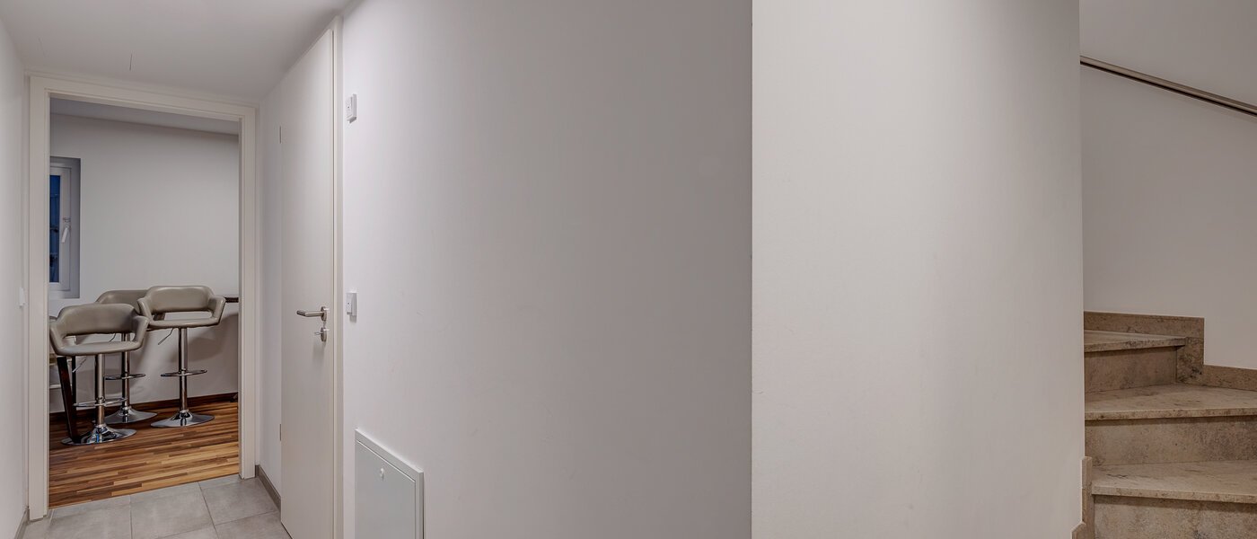 セミ・デタッチド・ハウス（一戸建てを二つに分けた家屋） Gilching 06 玄関入り口 12856