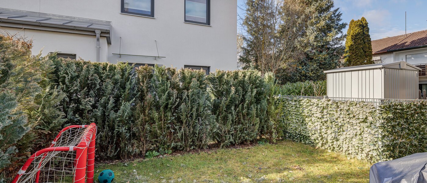 セミ・デタッチド・ハウス（一戸建てを二つに分けた家屋） Gilching 01 庭 12856