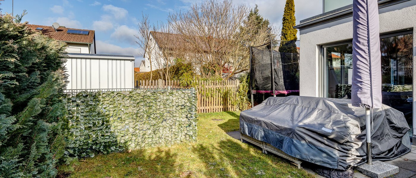 セミ・デタッチド・ハウス（一戸建てを二つに分けた家屋） Gilching 02 庭 12856