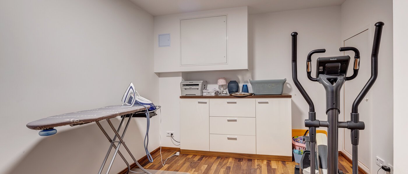 セミ・デタッチド・ハウス（一戸建てを二つに分けた家屋） Gilching 01 ホビールーム 12856