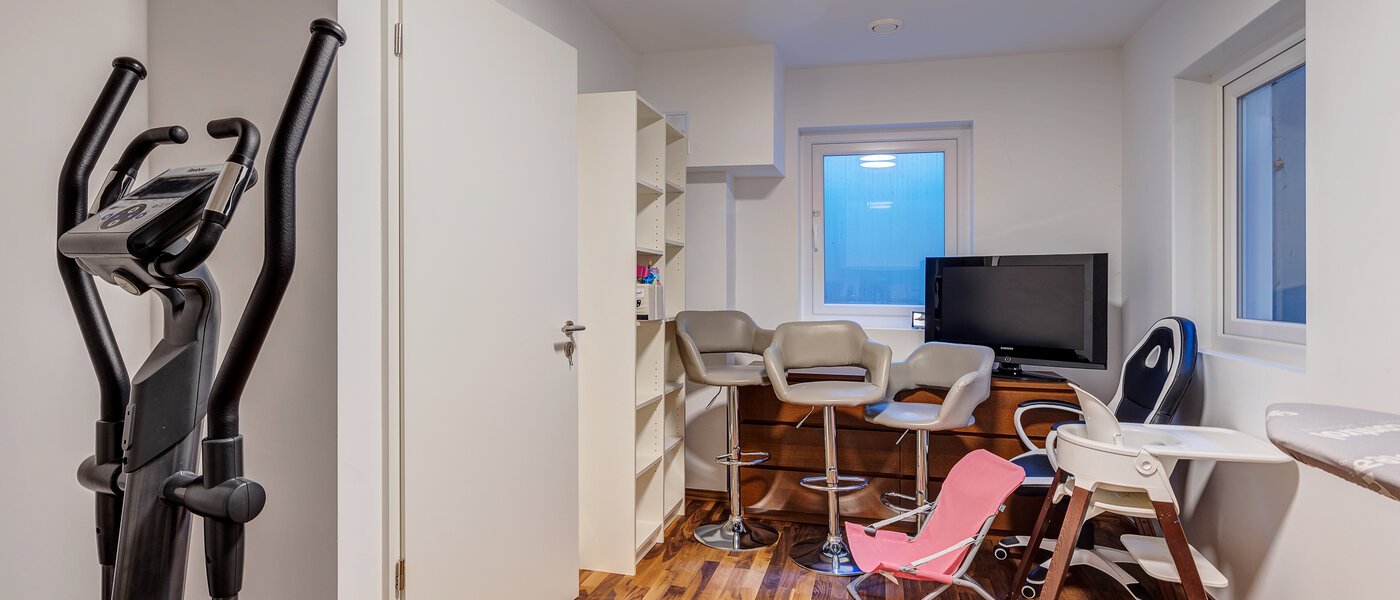 セミ・デタッチド・ハウス（一戸建てを二つに分けた家屋） Gilching 02 ホビールーム 12856