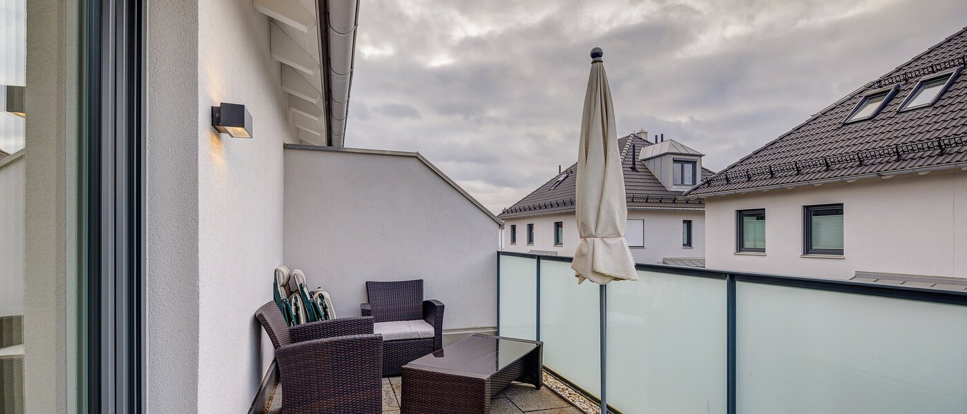 セミ・デタッチド・ハウス（一戸建てを二つに分けた家屋） Gilching 01 ベランダ 12856